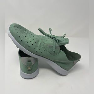 Size 8.5 nurture leather suede sneaker